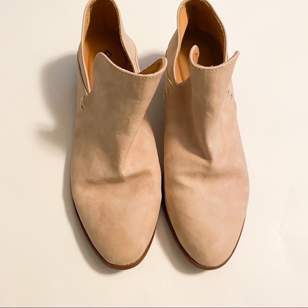 Qupid faux suede beige booties